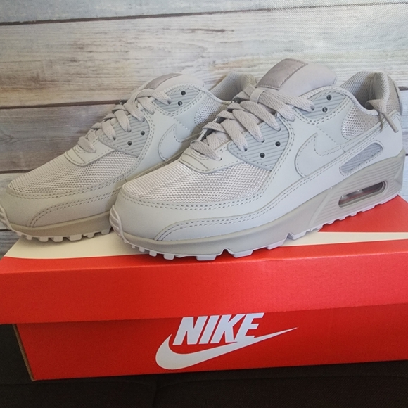 Athletic_Shoes